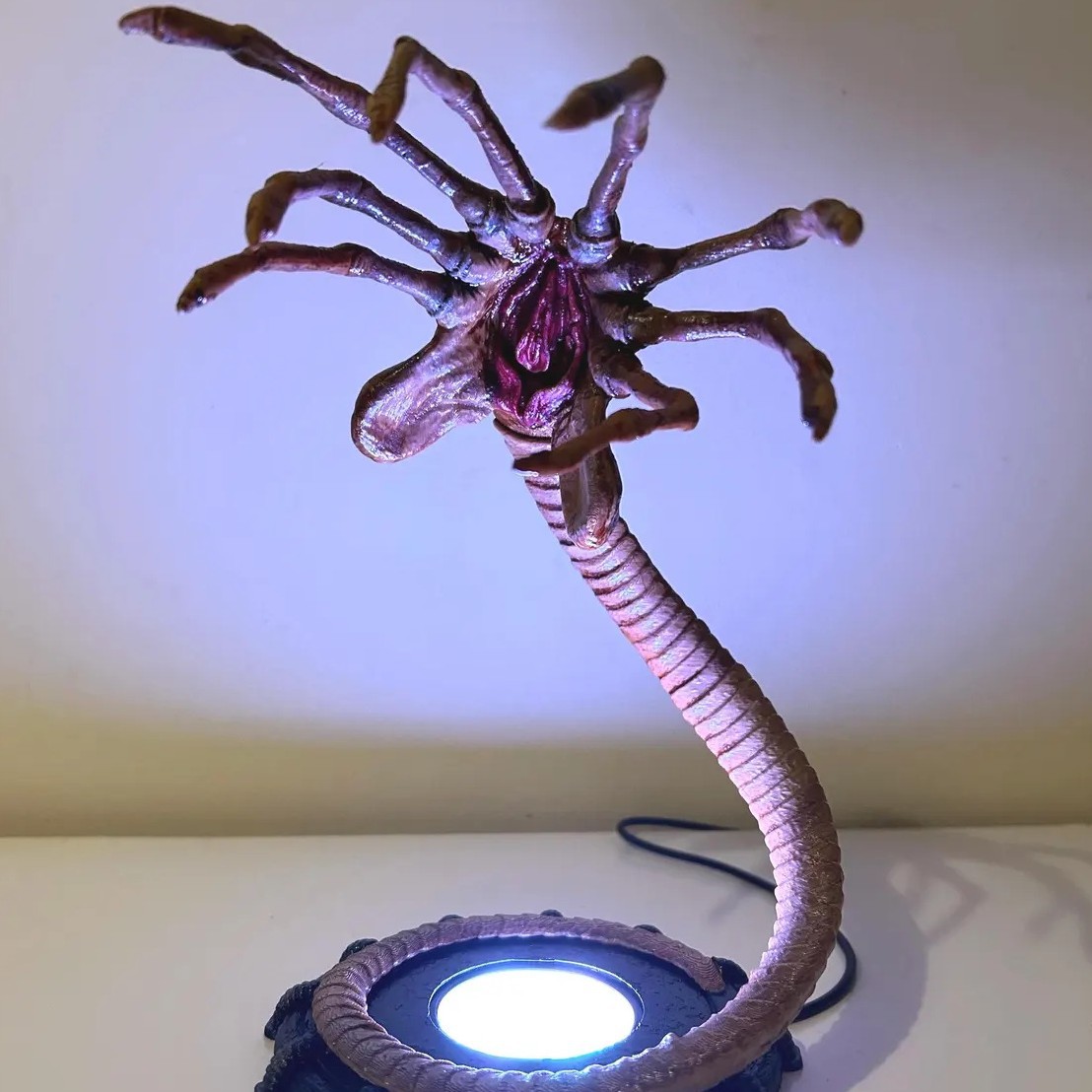 Lampe Alien Facehugger, veille - Neon Sign Party avis et prix