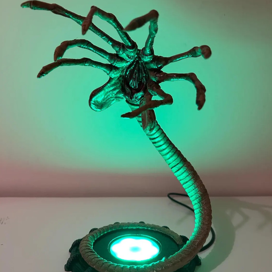 Lampe Alien Facehugger, veille - Neon Sign Party avis et prix