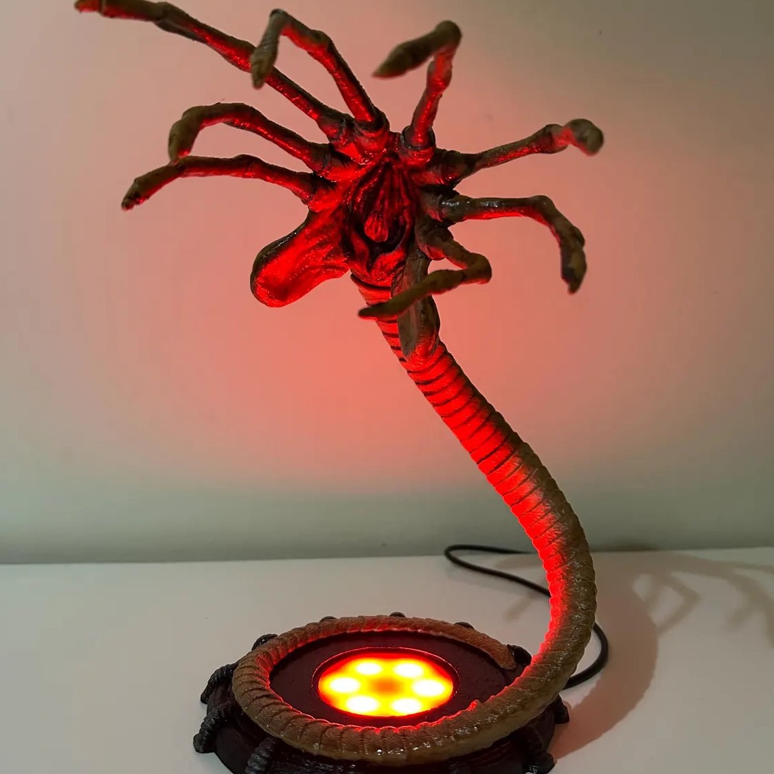 Lampe Alien Facehugger, veille - Neon Sign Party avis et prix